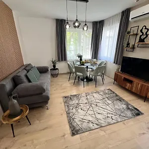 Maple Tree Budget Apartman